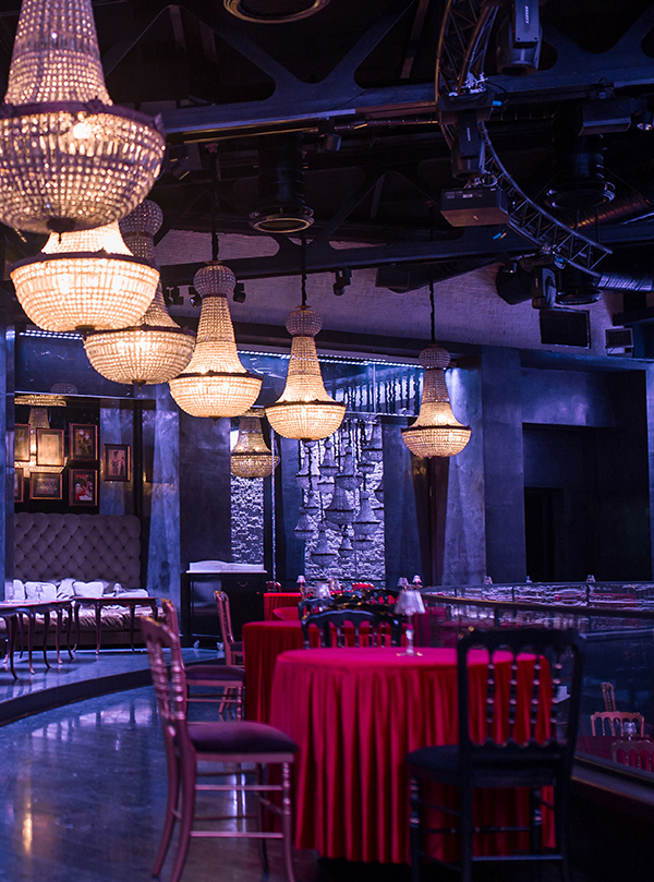 Michael's_Valet_luxury-restaurant-grill-bar-interior-with-chandeliers-furniture